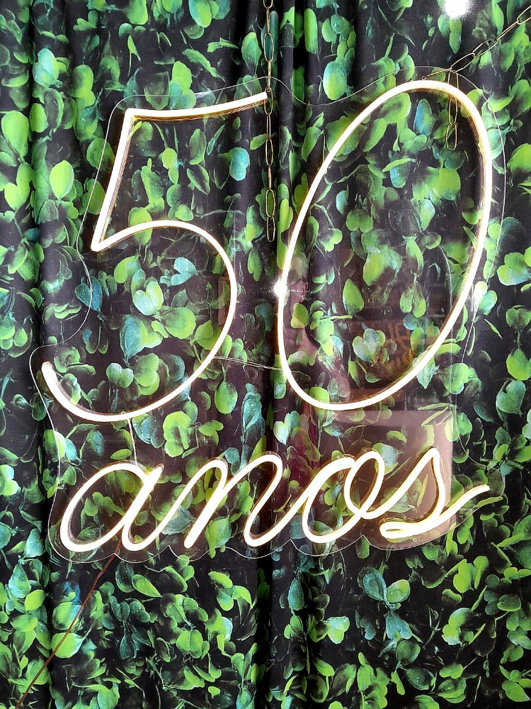 Led 50 anos
